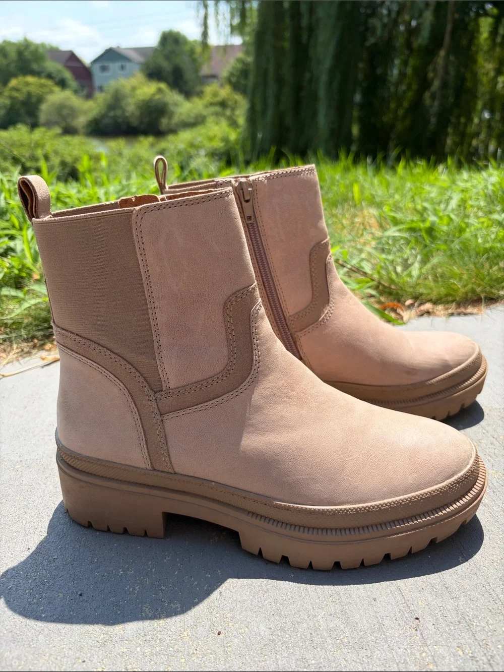 Lucky Brand EUC Women's Eabile Tan Chelsea Lug Sole Ankle Boots 7 1/2